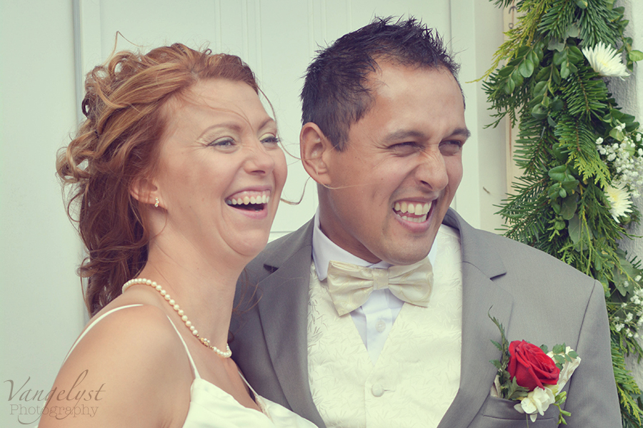 Brudepar-kaelighed-wedding-couple-laugh