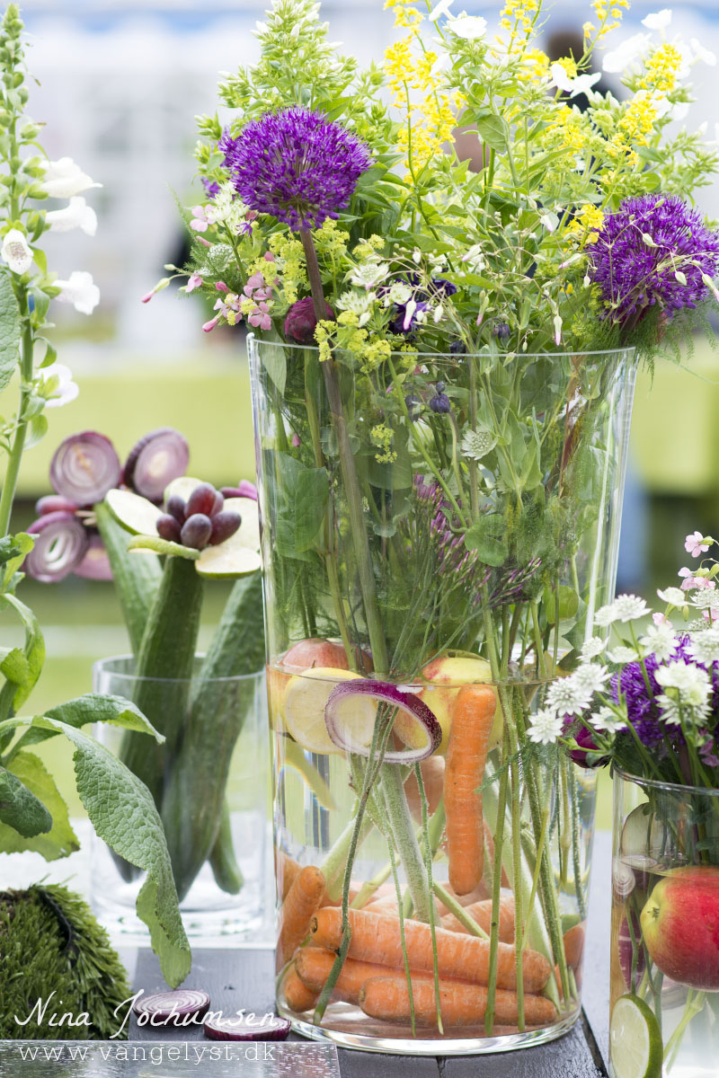 Vase med grøntsager og blomster- www.vangelyst.dk
